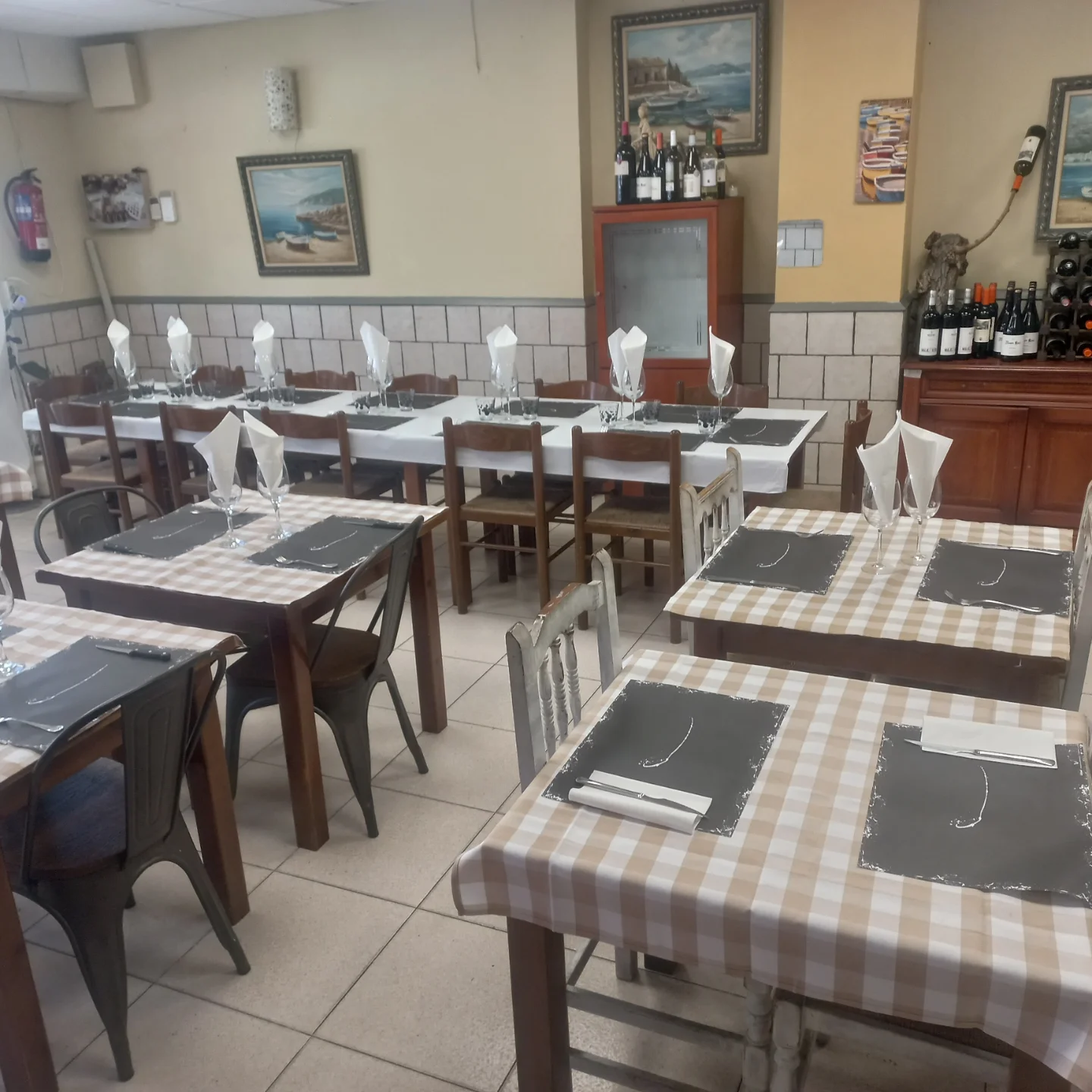 Interior acogedor de Restaurant J M con comensales disfrutando